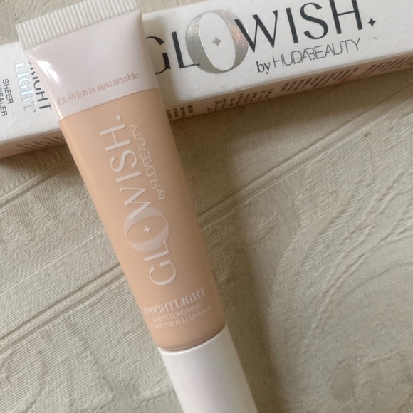 Huda Beauty Glowish Bright Light Concealer in Fair Cool 1.5 BNIB - Picture 7 of 8